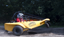 Powerturnen. Dit zeer leuke voertuig kenmerkt zich door het ontbreken van een stuur. De Powerturn is voorzien van twee motoren die afzonderlijk aandrijven.